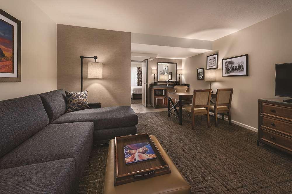 Embassy Suites By Hilton Scottsdale Resort Стая снимка